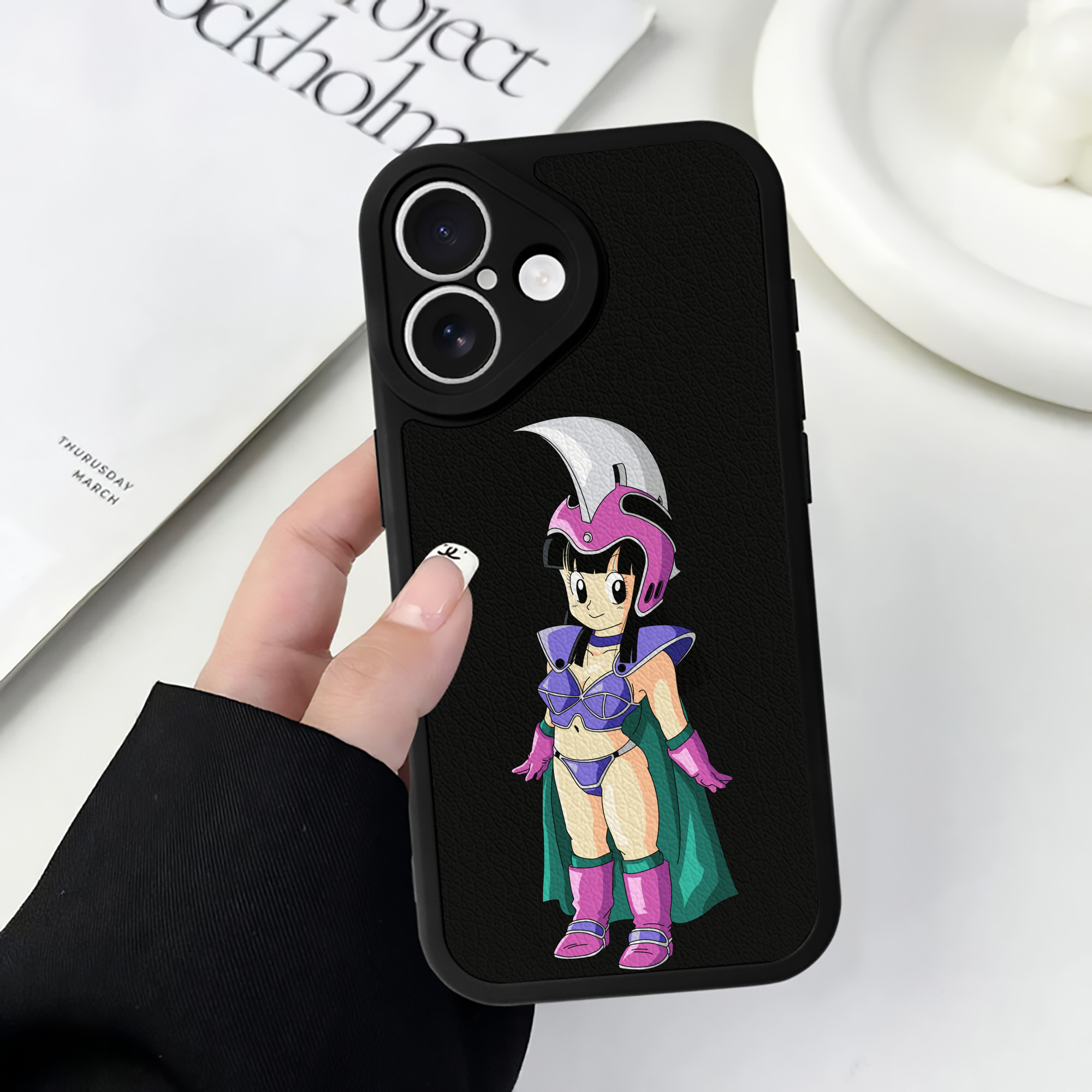（画像用） ドラゴンボール チチ DRAGON BALL Chichi 【iPhone 16シリーズ対応】シリコンスマホケース（レザー調） 材質：シリコン